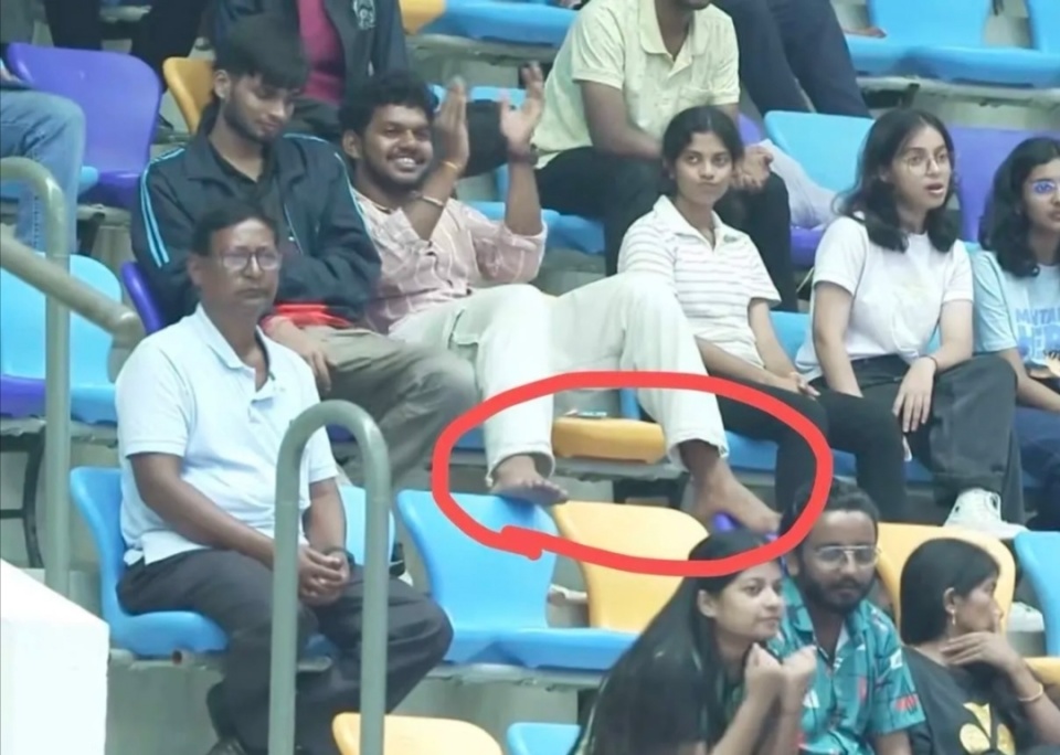 的脱鞋行为, 毕竟对着一 的脱鞋行为, 毕竟对着一