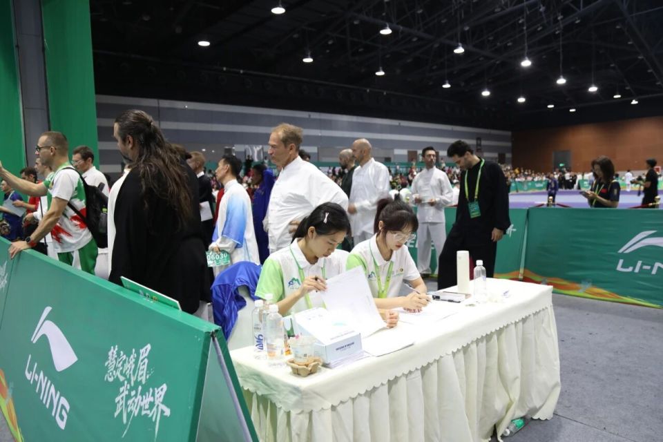 除赛场内服, om 除赛场内服, om